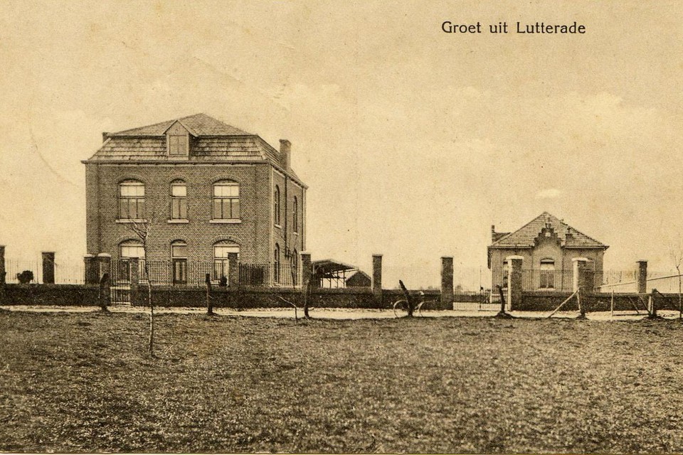 De onderwijzerswoning en de school in de jaren twintig van de vorige eeuw, gelegen aan de Groenseykerstraat.