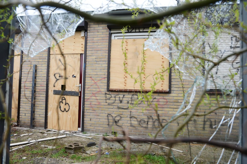 De sloopwoningen aan Doolingsbemden in Grubbenvorst zijn al drie jaar lang doelwit van vandalisme.