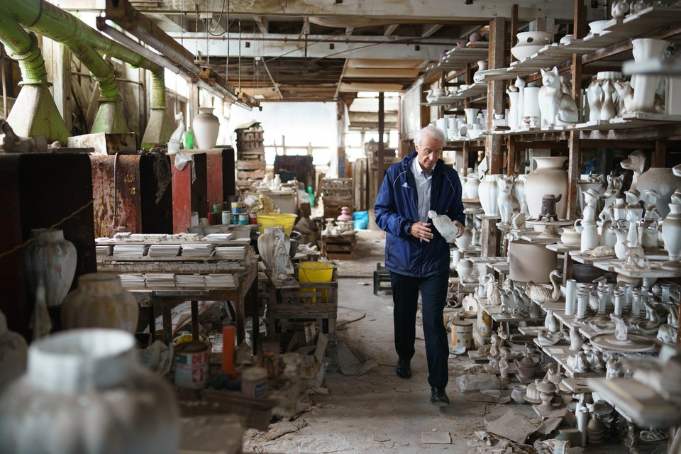 Gerd Leers tijdens zijn dagelijkse tocht door de vervallen keramiekfabriek. 