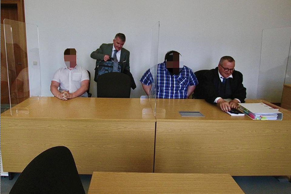 De mannen uit Selfkant en Gangelt met hun advocaten in de rechtbank. 