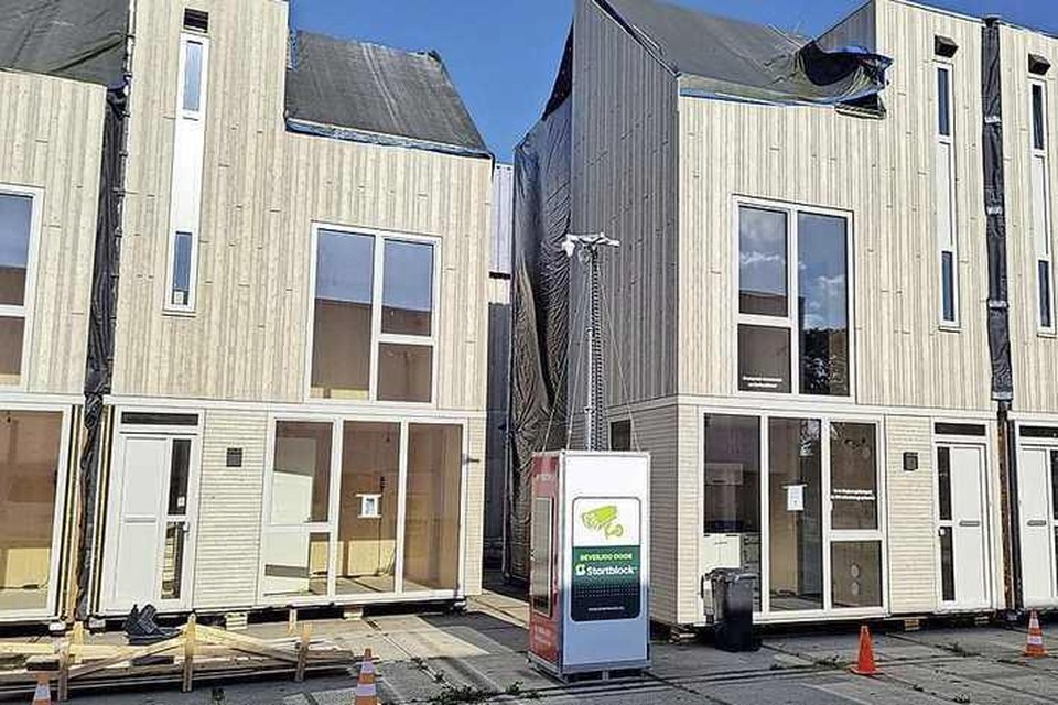 In Emmeloord staan 28 kant-en-klare woningen klaar voor een project in Warmenhuizen, maar enkele kopers dreigen zich nu terug te trekken. 