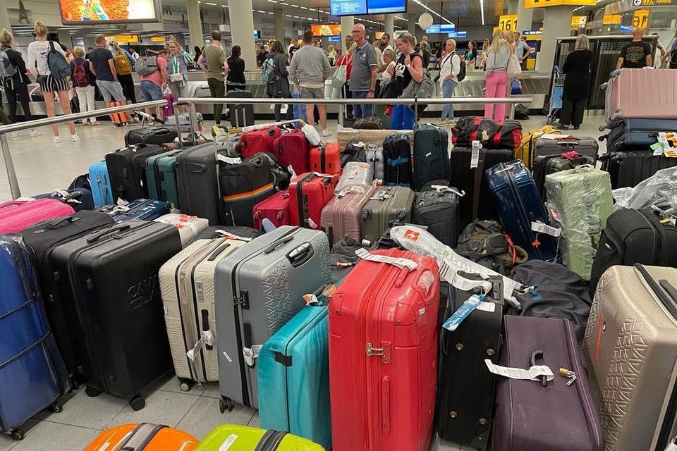 Willekeurig gedropte koffers op Schiphol. 