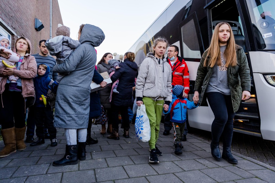 Oekraiense vluchtelingen komen met de bus aan in Waddinxveen. 