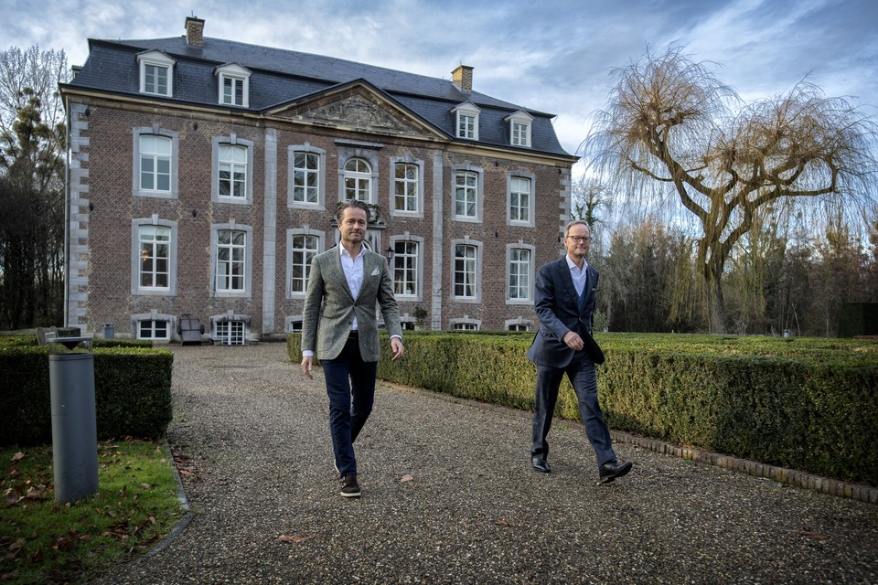 Het Vebego-hoofdkantoor in Voerendaal. Rechts oud-topman Ronald Goedmakers, links zijn neef en opvolger Ton Goedmakers.  