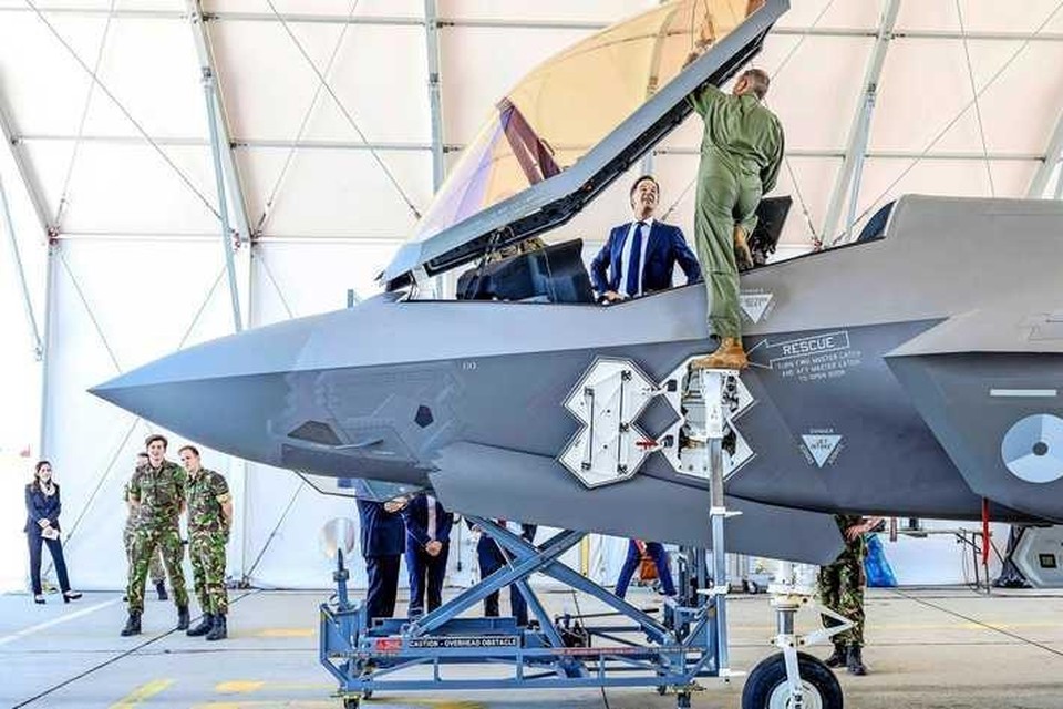 Minister-president Mark Rutte bij een F-35 op de Graf Ignatievo Air Base in Bulgarije. De landmacht mag nog een aantal van deze jachtvliegtuigen bestellen, bovenop de 46 die al gekocht zijn. 
