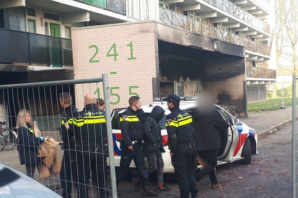 Een van de jonge verdachten wordt aangehouden bij de flat aan het Gelderseplein in Arnhem. 