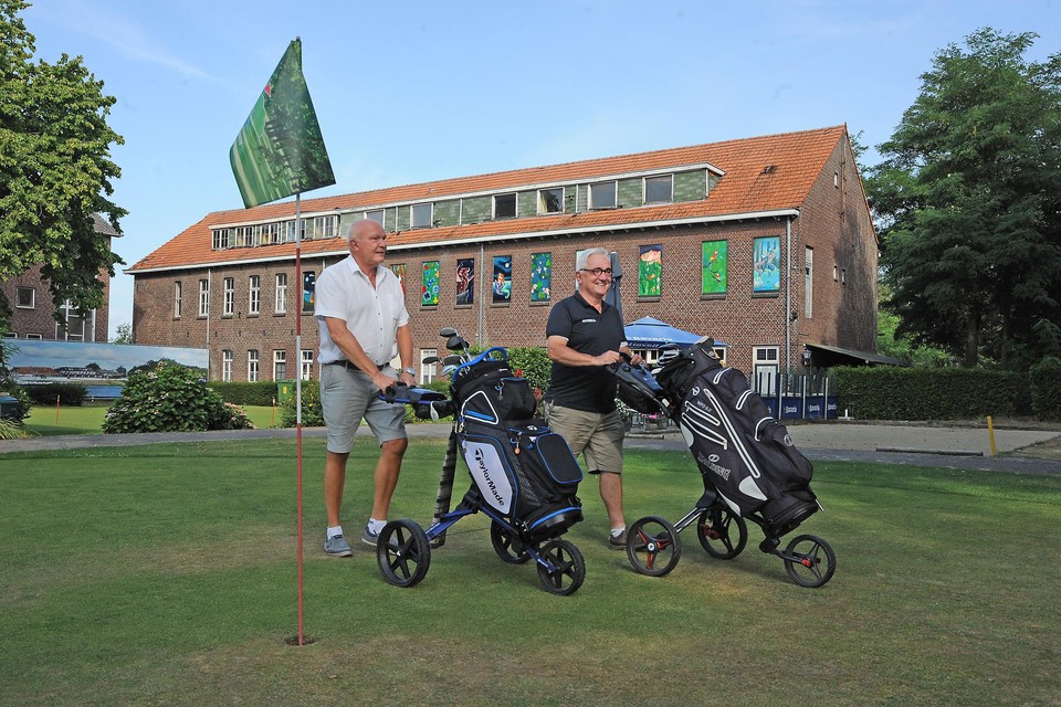 Voorzitter Twan van Elk (rechts) gaat een rondje golfen met secretaris Gert Pijl Hogeweg. 