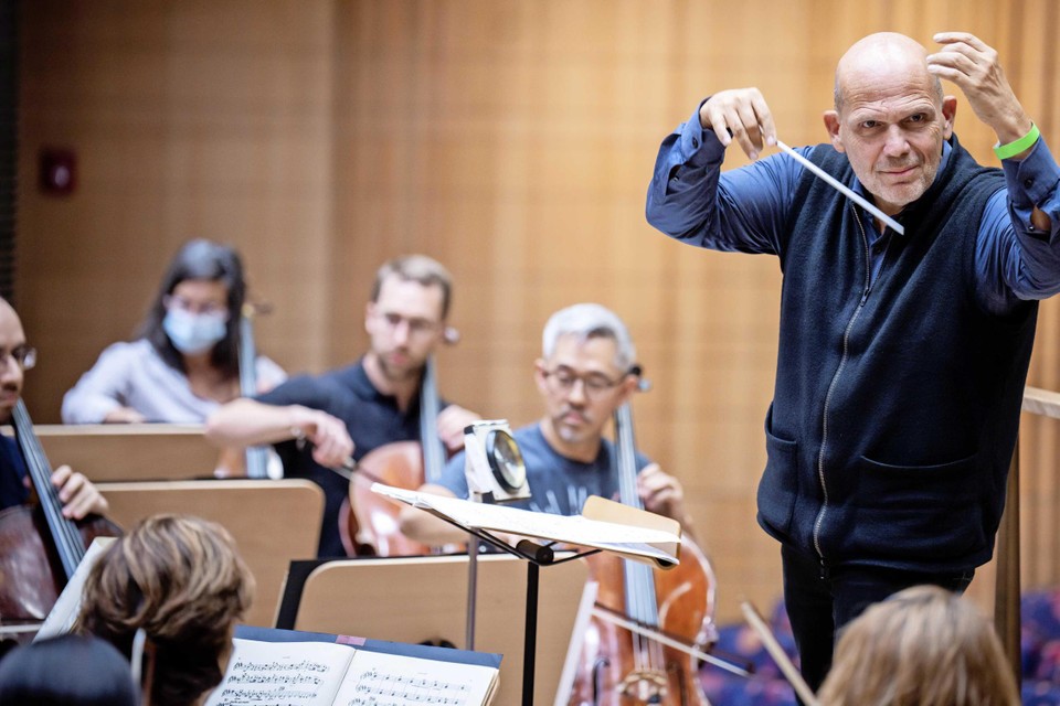 Dirigent Jaap van Zweden kijkt uit naar de opening van de zaal van het New York Philharmonic. Eindelijk heeft zijn orkest weer een thuis. 