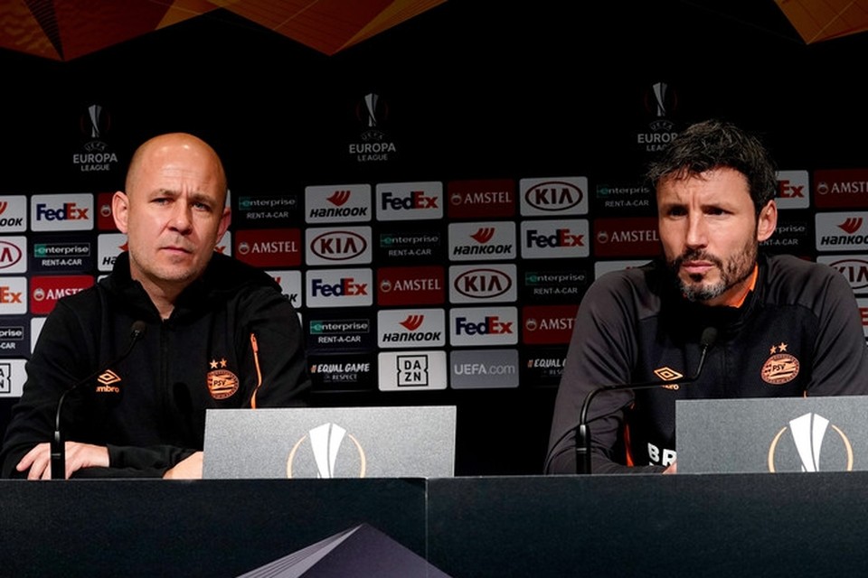 Woordvoerder Thijs Slegers van PSV en trainer Mark van Bommel. 