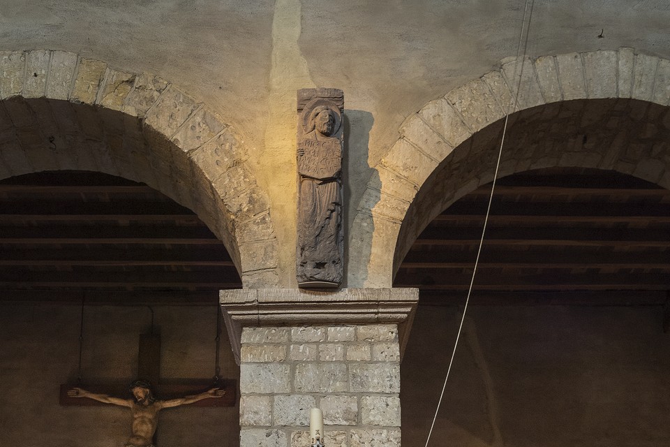 De ruim 130 kilo wegende apostelbeelden hangen hoog in de basiliek van Sint Odiliënberg. 