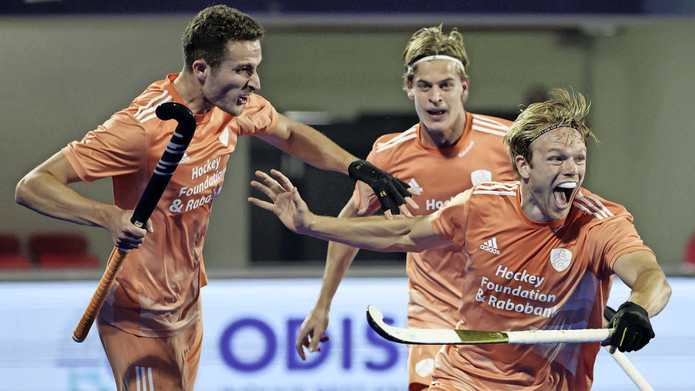 Jip Janssen (r.) is blij nadat hij Oranje op 1-0 heeft gezet.