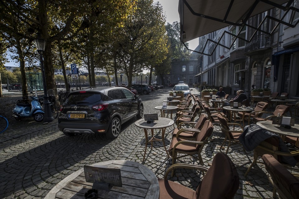 BOS wil minder parkeren op straat in Maastricht. 