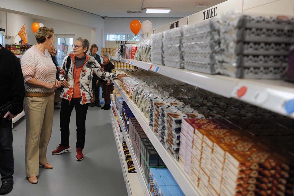 Bestuurslid Petra Dammeijer (links) leidt vrijwilligster in spe Marij Pollaert rond in de winkel van Voedselbank Venlo. 