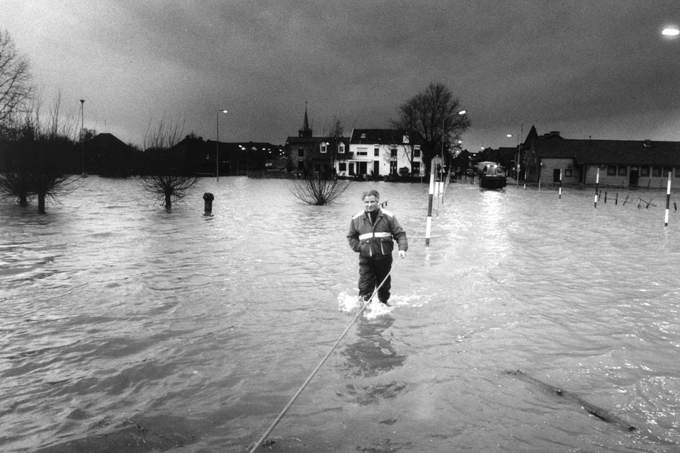 Tal van dorpen en steden langs de Maas in Limburg, waaronder Itteren, werden 25 jaar geleden getroffen door extreem hoogwater. 