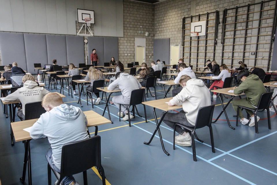 Leerlingen van St. Ursula in Heythuysen maakten hun laatste schoolexamens in de zaal waar ze ook de eindexamens gaan maken.  