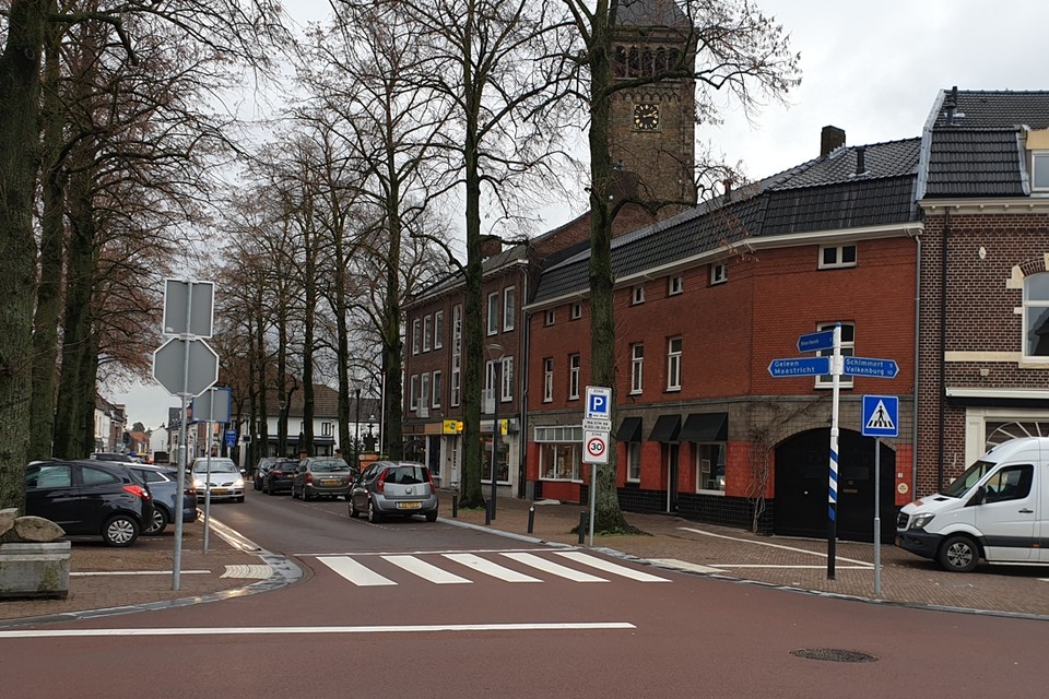 Het kruispunt bij de Burgemeester Janssenstraat waar rechts de parkeerde auto’s staan. 