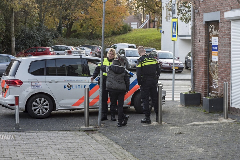 De politie spreekt de hangjeugd op en rond het Corneliusplein in Heerlerheide regelmatig aan. 