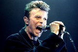 thumbnail: Brits zanger, producent en acteur David Bowie, geboren op 8 januari 1947, wordt beschouwd als een van de invloedrijkste rockmuzikanten sinds de jaren '60. Hij schreef meerdere wereldhits, zoals Space Oddity en Heroes. Op 10 januari 2016 stierf een paar dagen na zijn 69e verjaardag en een paar dagen nadat hij zijn laatste studioalbum, Blackstar, had uitgebracht.