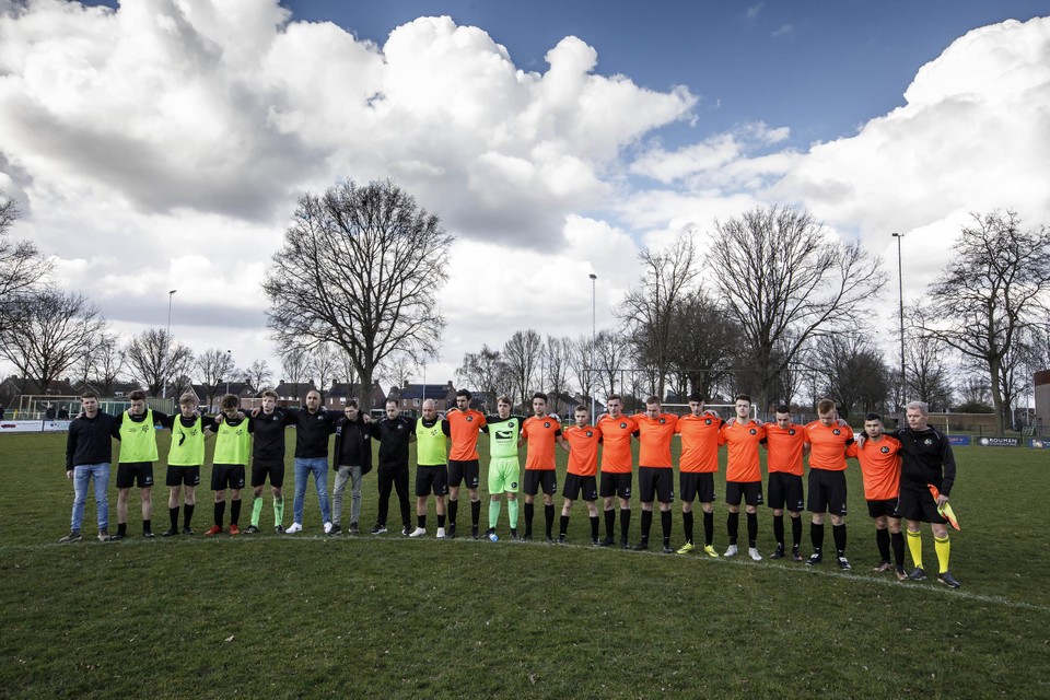 Minuut stilte voor de overleden Rick van Logtestijn.