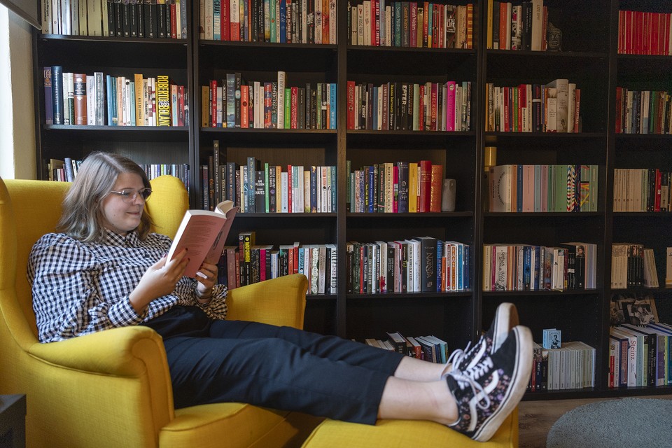 Suzan Voncken is in haar element in haar boekenkamer: leesplezier staat voorop. 