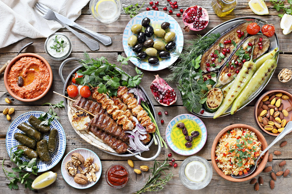 Het mediterrane eetpatroon omvat veel groenten en fruit, volle granen en peulvruchten, voldoende olijfolie, vis en noten, en weinig rood vlees.