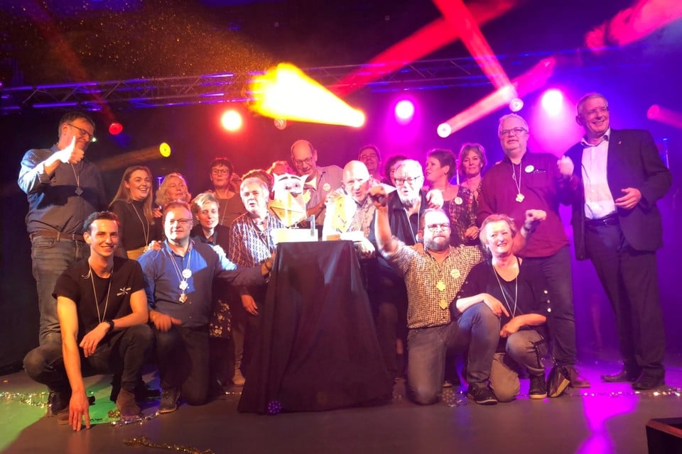 De uitgelaten winnaars van Schèèle Waazel. 