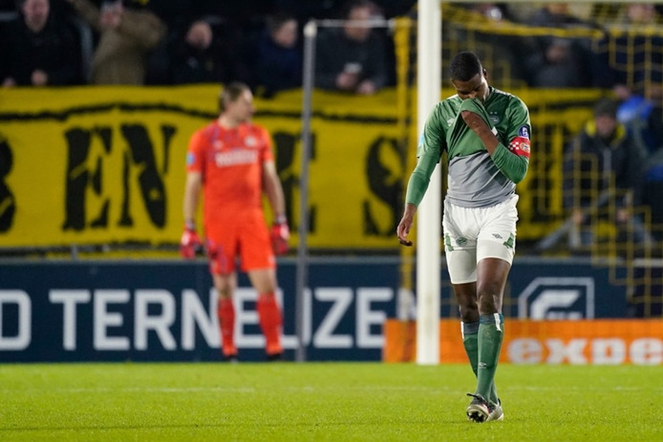 PSV-aanvoerder Denzel Dumfries verbijt de teleurstelling. 