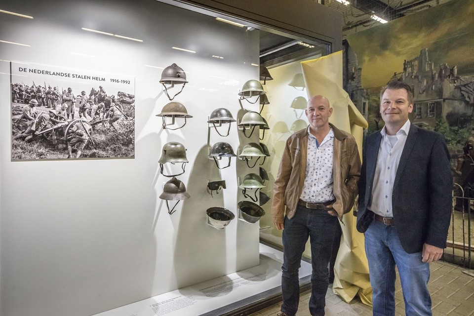 Harrie Strijbosch (l.) en Ferry Scheepers bij de expositie van stalen helmen in het Oorlogsmuseum. 