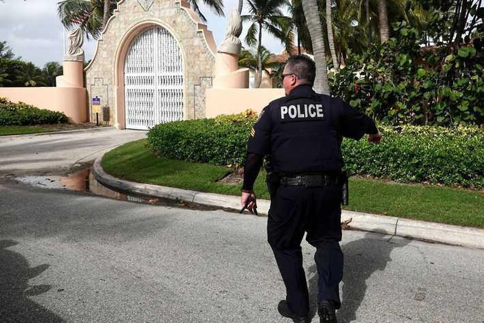 Politie bij het landgoed van Donald Trump in Florida. 