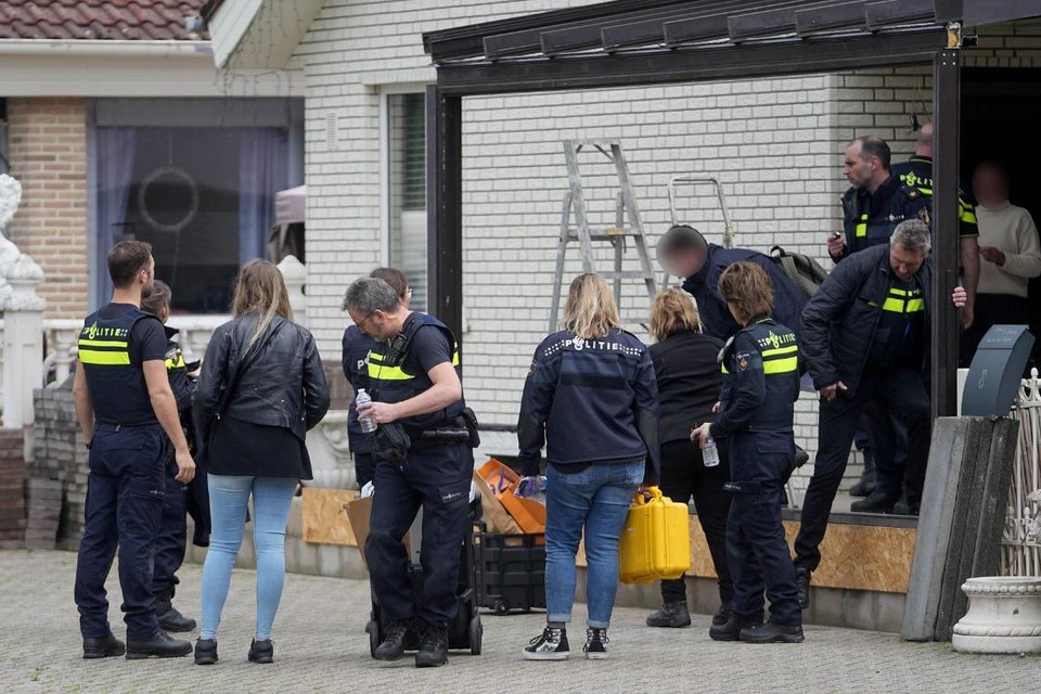 Politie doorzoekt een woning aan de Kraanheuvel in Weert in het kader van een witwasonderzoek.