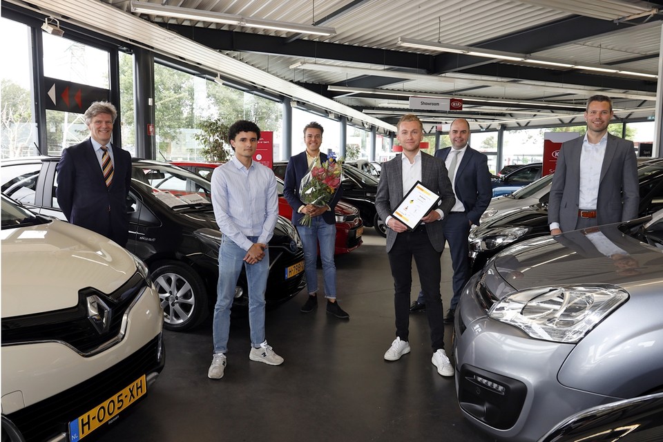 Bram Hansen, Jules Janssen en Randy Wattilete van DealKiezer, geflankeerd door de wethouders Jan Loonen (Venray) en Rudy Tegels (Horst aan de Maas) en Mischa Winkelhags van Rabobank Horst Venray. 