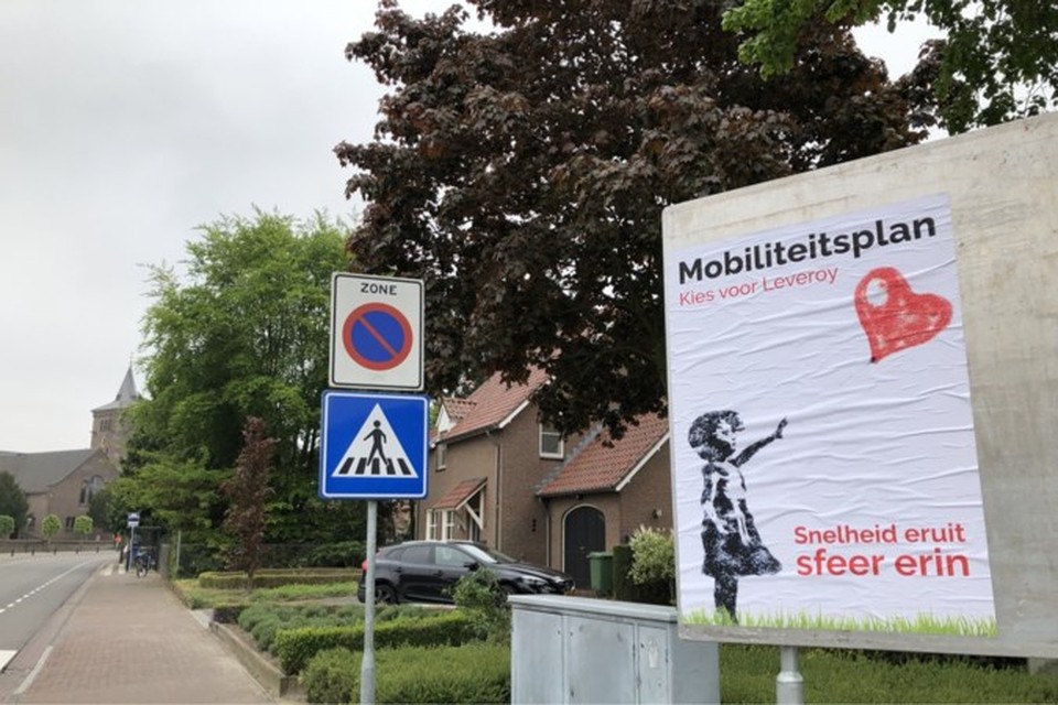 Met posters hebben inwoners van Leveroy in mei vorig jaar al aandacht gevraagd voor verkeersveiligheid. 