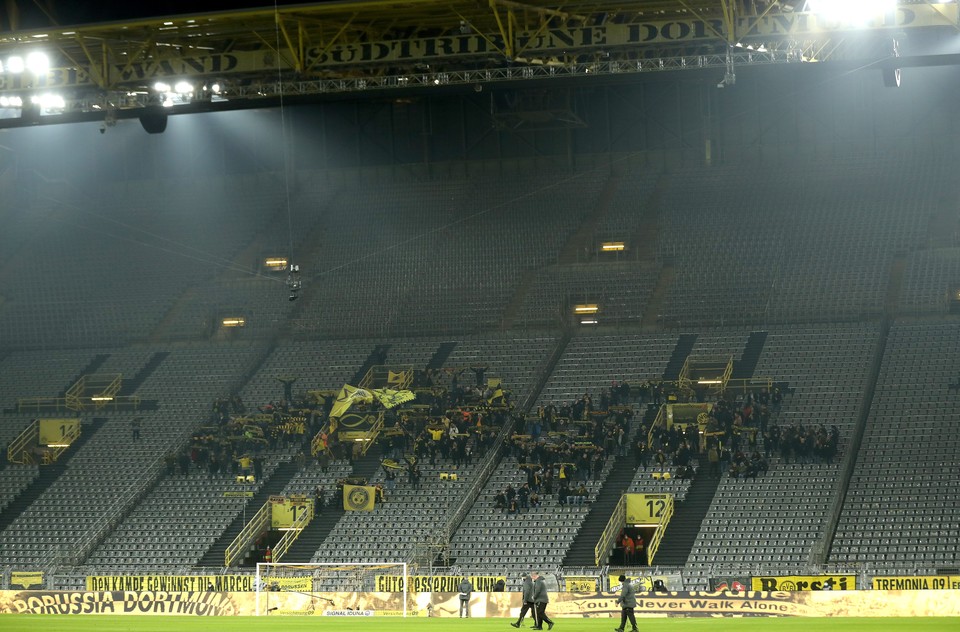 In Duitsland wordt vanwege de coronamaatregelen in bijna lege stadions gespeeld. 