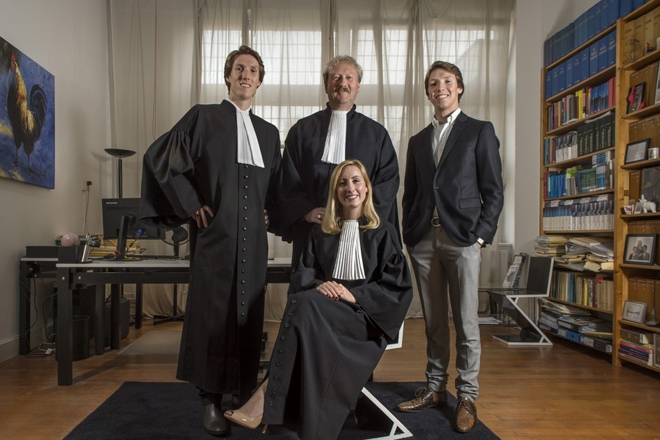 De advocatenfamilie Nass, op kantoor in Gulpen. Staande vlnr Jan Willem, vader Hans en Pieter, zittend Marieke. 