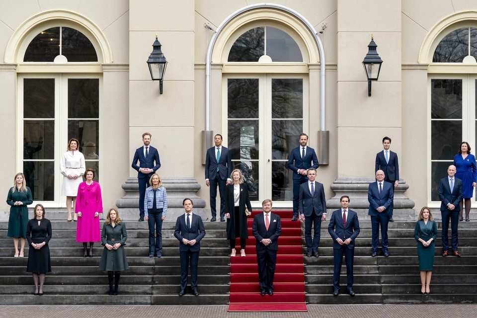 Het nieuwe kabinet-Rutte IV op het bordes van Paleis Noordeinde. 