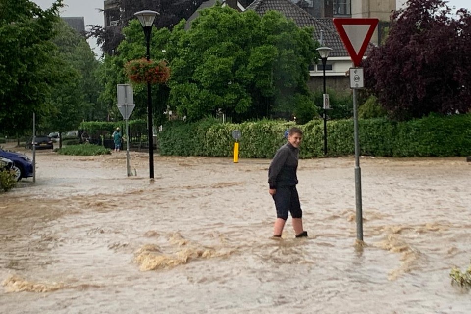 Wateroverlast na het noodweer van dinsdag in het centrum van Eygelshoven. 