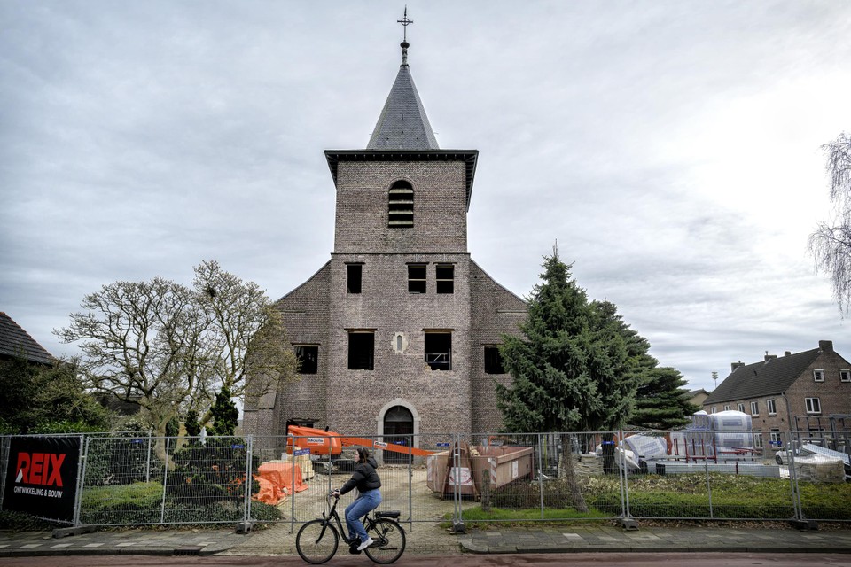 Een vreemd gezicht: in het voormalige kerkgebouw zijn al uitsparingen gemaakt op de plek waar ramen komen.
