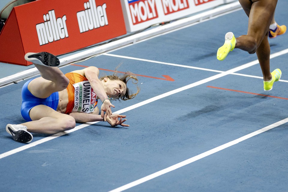 Britt Ummels valt op de 800 meter tijdens het EK indooratletiek in Polen. 