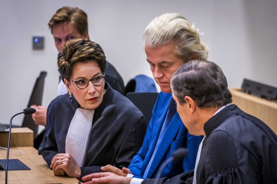 Geert Wilders en zijn advocaten Geert-Jan Knoops en Carry Knoops in de extra beveiligde rechtbank op Schiphol. 