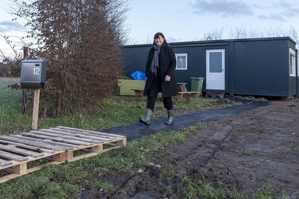 Burgemeester Birgit Op de Laak woont sinds deze week in een tijdelijke woonunit op haar bouwkavel in Ospel. 