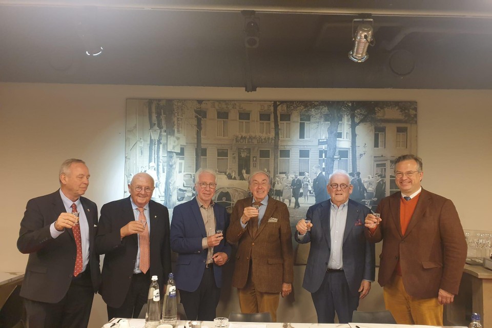 De consuls van Limburg in betere tijden vóór de oorlog in Oekraïne. Links Van Vloten, die op wodka trakteert. Tweede van rechts Wesly.  