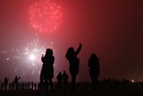 thumbnail: Op het strand van Scheveningen is een groot vreugdevuur aangestoken om het begin van het nieuwe jaar 2017 in te luiden.