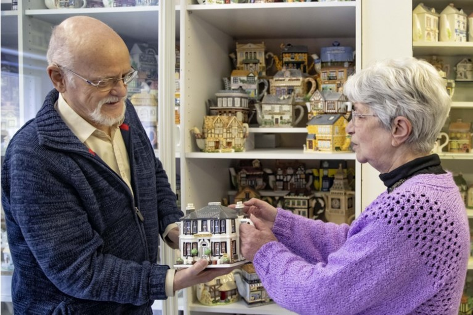Frits en Saskia Lavell runnen in Swartbroek het theepottenmuseum, dat door de ANWB tot beste uitje van Nederland werd uitgeroepen.  