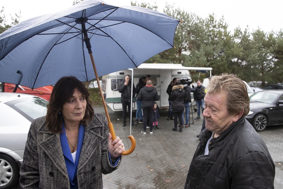 Burgemeester Désirée Schmalschläger van Leudal in gesprek met de demonstrerende woonwagenbewoners voor het raadhuis. 