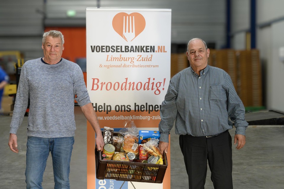 Links voorzitter Jos Leuven van de Voedselbank in Limburg-Zuid. Rechts penningmeester Bert Jongen. 