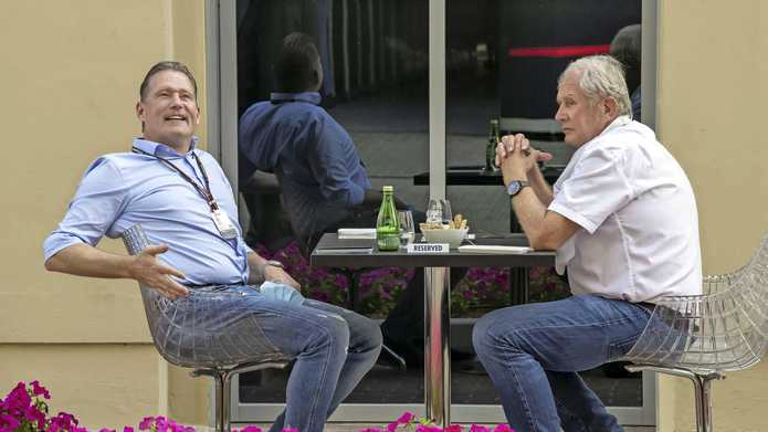 Jos Verstappen en Helmut Marko in 2021 in Abu Dhabi.
