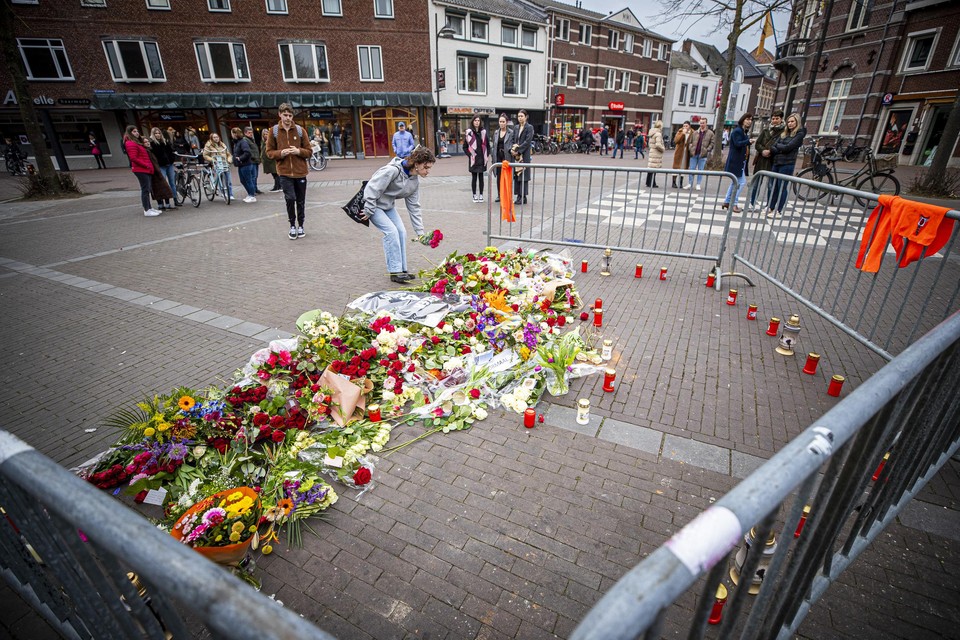 Bloemen op het Sint Lambertusplein in Horst, waar de 21-jarige Guus op 28 februari werd doodgestoken. 