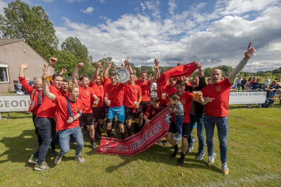 De kampioensschaal is nu definitief voor Bemelen en dat willen de spelers ook weten.