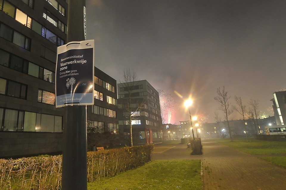 Rondom Crescendo in Venlo is tijdens de jaarwisseling geen vuurwerk afgestoken. Dertig meter verderop, buiten de vuurwerkvrije zone, weer wel. 