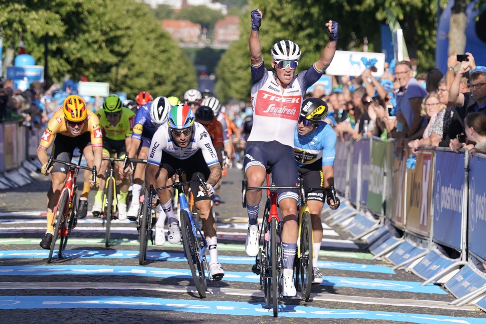 Mads Pedersen blijft Nizzolo en Groenewegen voor. 